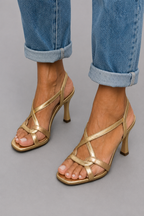 Estíbaliz Tacones Dorados Metálicos con Tiras Cruzadas para Verano