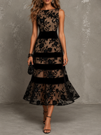 Cordelia | Vestido midi evasé con estampado floral negro
