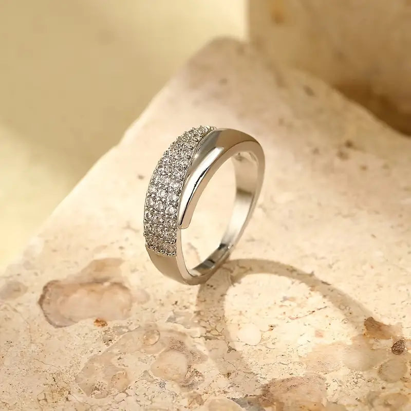 Anillo elegante con piedras preciosas Lucrecia