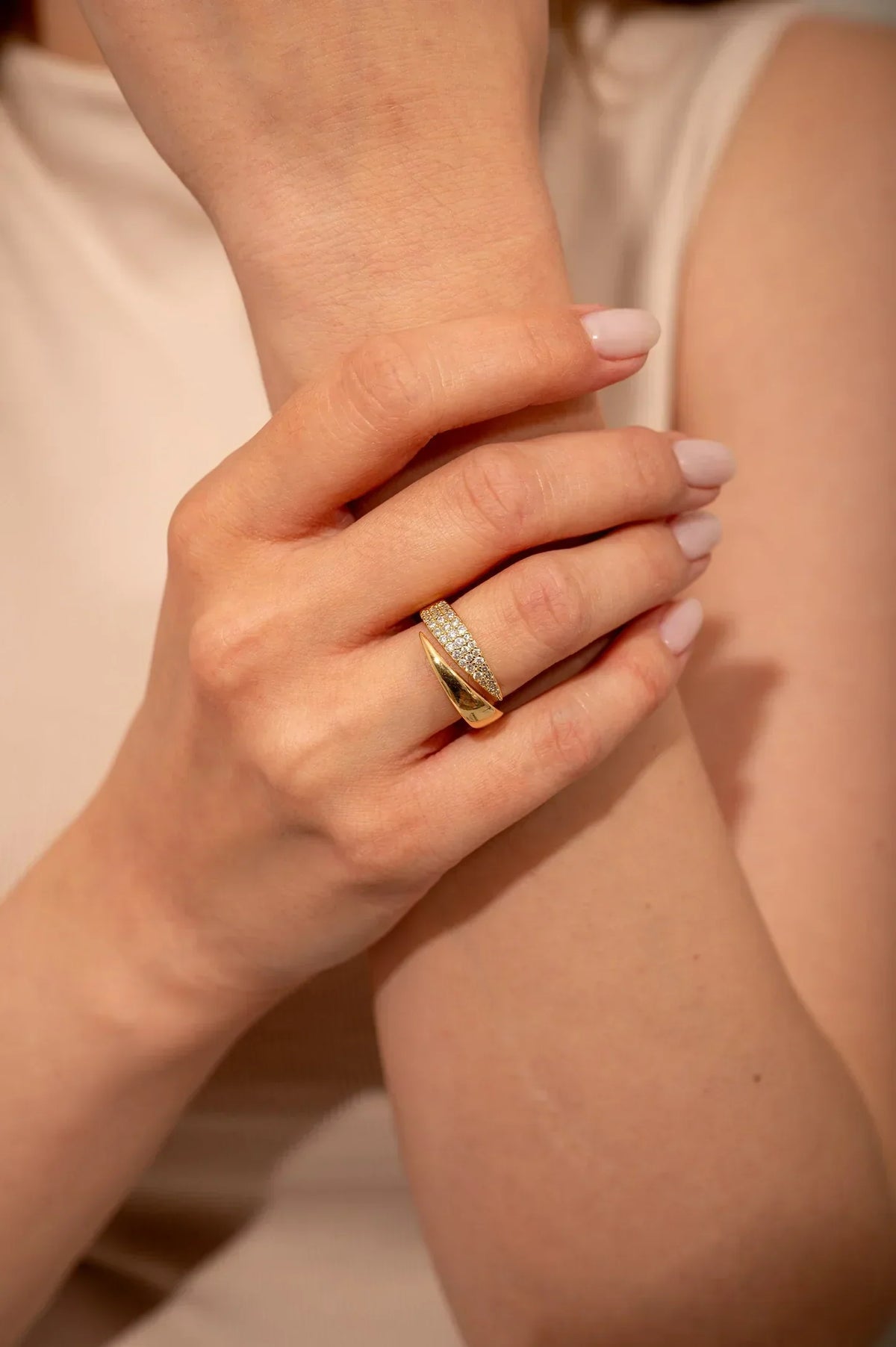Anillo elegante con piedras preciosas Lucrecia