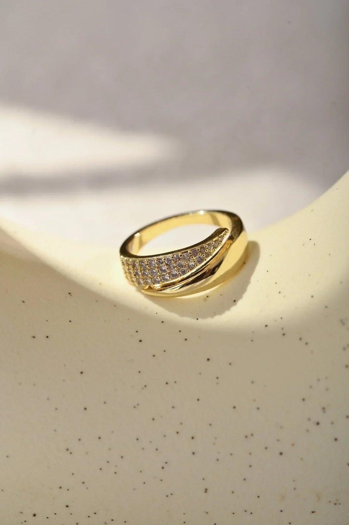 Anillo elegante con piedras preciosas Lucrecia