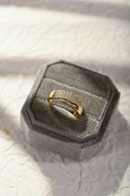Anillo elegante con piedras preciosas Lucrecia