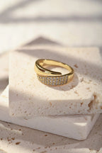 Anillo elegante con piedras preciosas Lucrecia