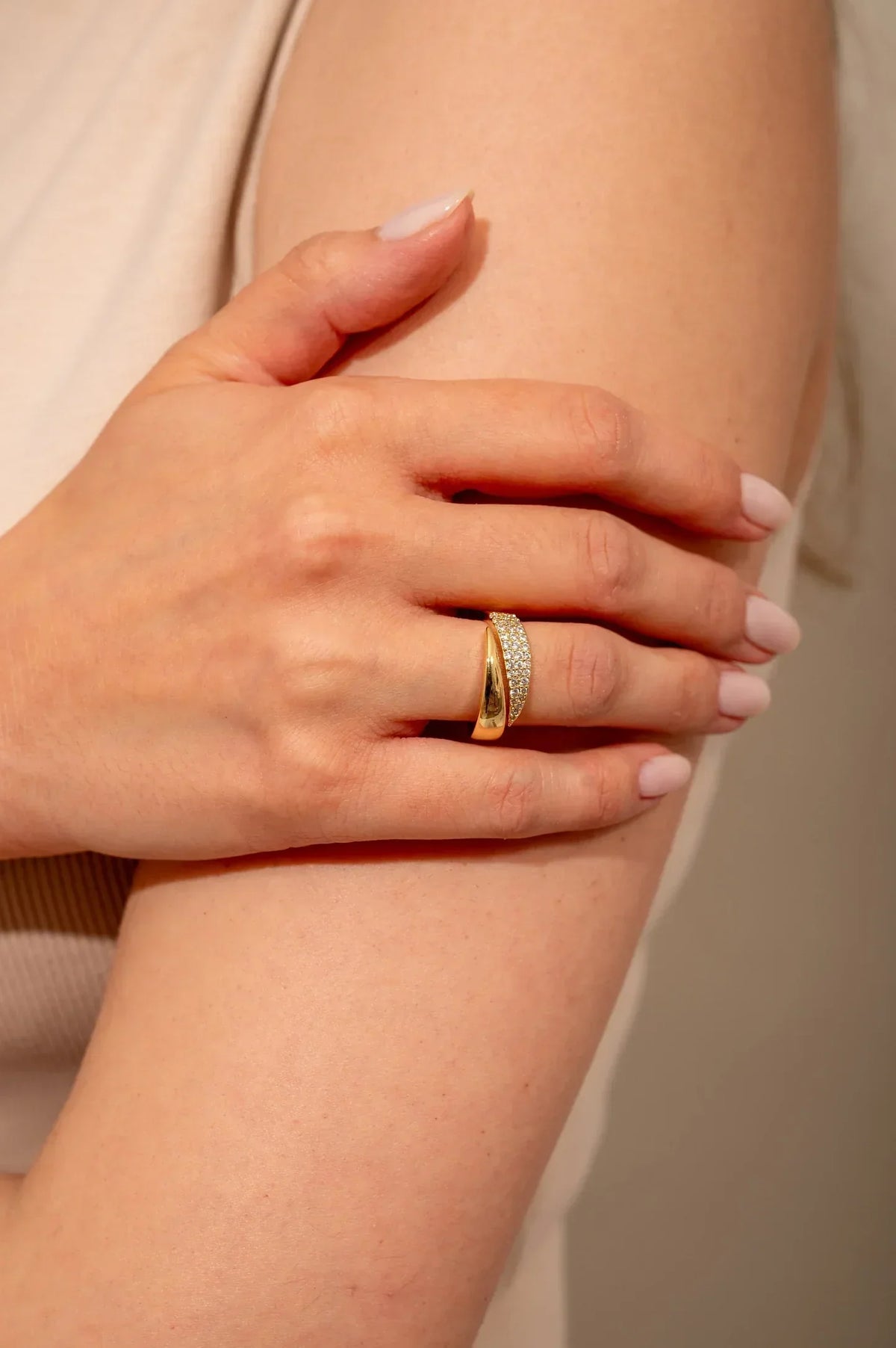 Anillo elegante con piedras preciosas Lucrecia